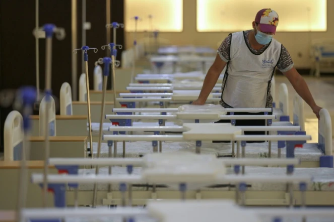 Un bénévole travaille dans un hôpital, dans le centre de Bagdad, le 21 juin 2020 en Irak