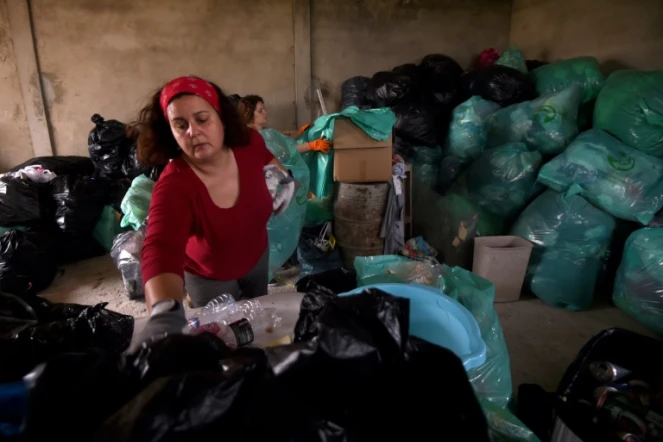 Des bénévoles tunisiens trient les ordures dans une déchetterie à Tunis le 2 avril 2016