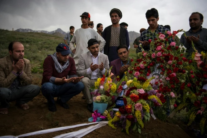 Des amis et des proches du chef de la photo à Kaboul, Shah Marai Faizi, rassemblés au moment de ses funérailles à Kaboul, le 30 avril 2018