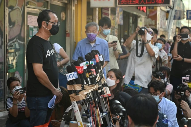 Richard Tsoi (g), secrétaire de L'Alliance de Hong Kong, groupe pro-démocratie qui organisait chaque année des veillées en souvenir de la répression sanglante de la place Tiananmen à Pékin, annonce la dissolution du groupe, le 25 septembre 2021