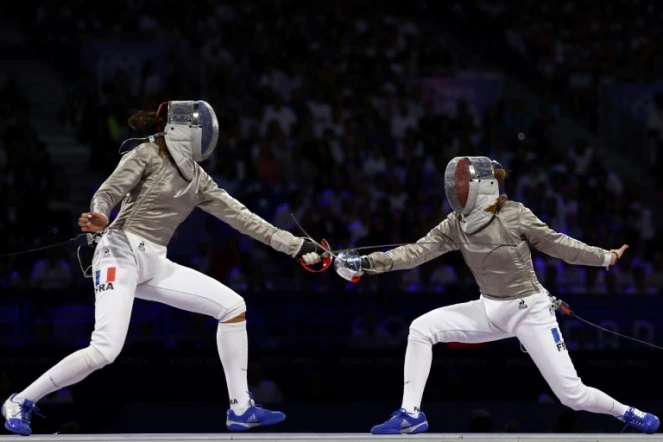 Les sabreuses françaises Manon Apithy-Brunet (droite) et Sara Balzer (gauche) s'affrontent pour la médaille d'or le 29 juillet 2024 aux JO, à Paris