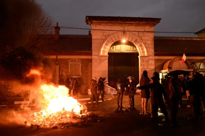Des palettes de bois brûlent devant l'entrée de la prison de Fresnes bloquée par des surveillants, le 16 janvier 2018 