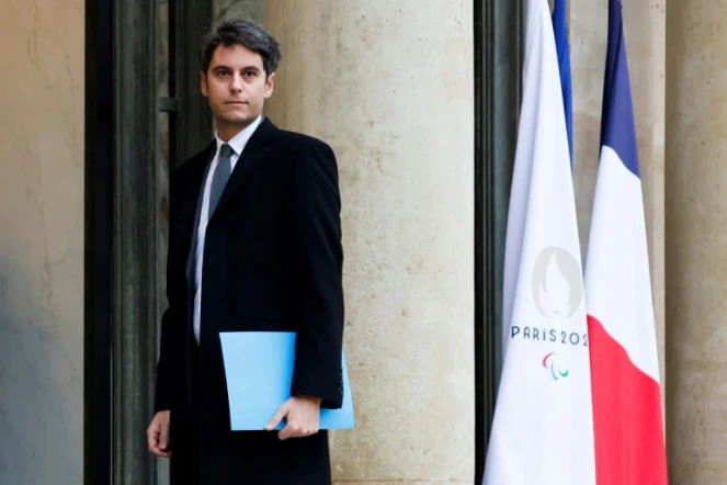 Le nouveau Premier ministre Gabriel Attal arrive à l'Elysée pour le premier Conseil des ministres de son gouvernement, le 12 janvier 2024 à Paris