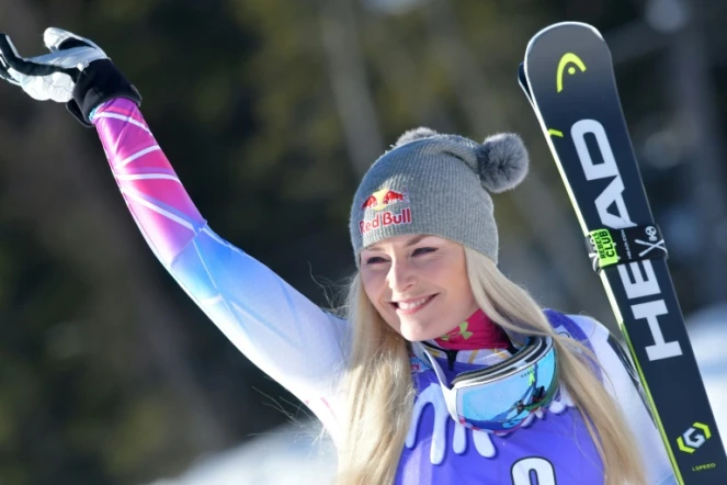 L'Américaine Lindsey Vonn salue les supporteurs apès sa victoire lors de la 2nd descente de Cortina d'Ampezzo, le 20 janvier 2018
