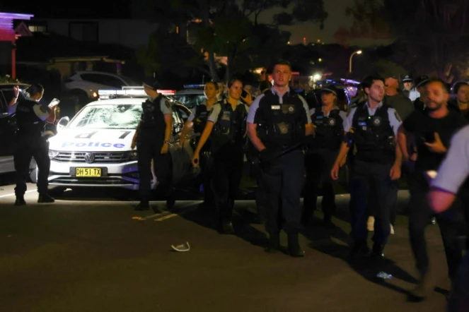 La police de Nouvelle-Galles du Sud devant l'église du Christ Bon Pasteur à Wakeley dans la banlieue ouest de Sydney, le 15 avril 2024

