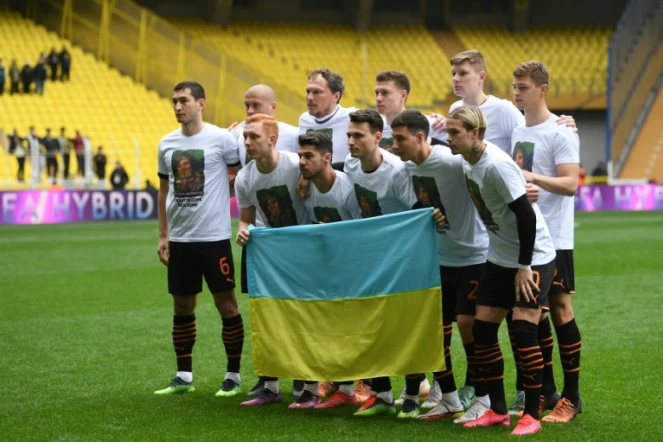 Les joueurs du Shakhtar Donetsk posent avec un drapeau ukrainien avant un match de charité contre Fenerbahçe, le 19 avril 2022 à Istanbul