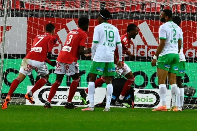 Le Brestois Jean-Kevin Duverne (d) inscrit un but contre Saint-Etienne, le 21 novembre 2020 à Brest