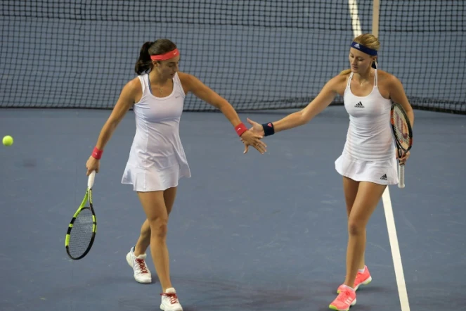 Caroline Garcia et Kristina Mladenovic en finale de la Fed Cup contre les Tchèques, le 13 novembre 2016 à Strasbourg
