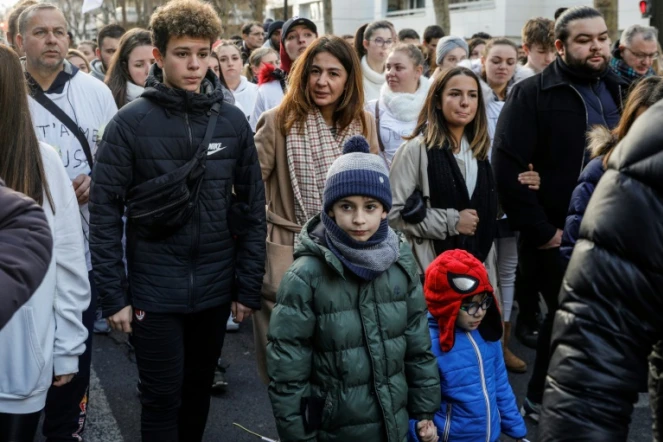 La veuve de Cédric Chouviat (c) et ses enfants lors d'une marche blanche le 12 janvier 2019 à Levallois-Perret 