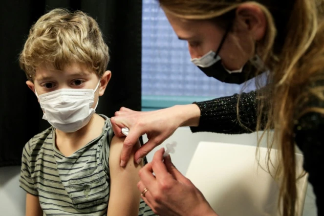 Un enfant est vacciné à Paris, le 17 décembre 2021