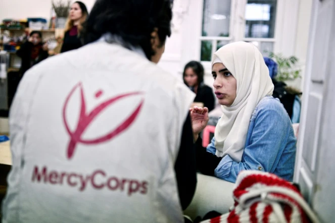 Un interprète de l'ONG Mercy Corps parle le 10 mars 2017 à une migrante dans le centre d'accueil Melissa à Athènes, qui propose des ateliers aux femmes migrantes