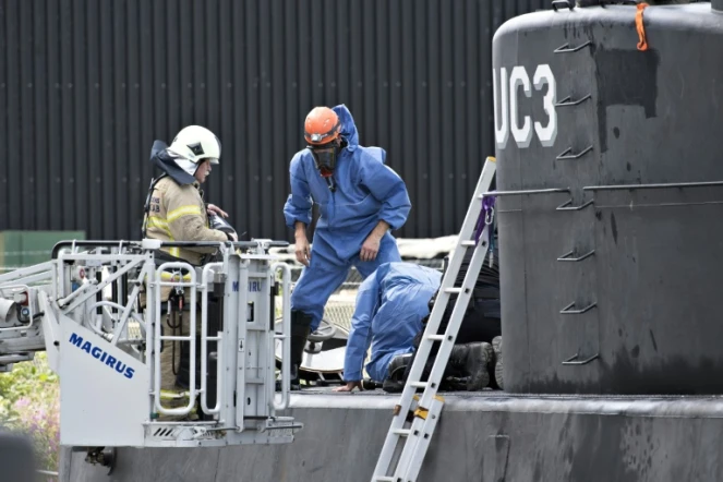 Des enquêteurs relèvent des indices sur le sous-marin Nautilus, le 13 août 2017 dans le port de Copenhague, après le meurtre de la journaliste suédoise Kim Wall tuée par le Danois Peter Madsen