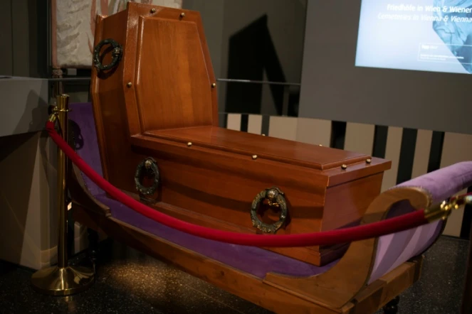Un cercueil pour position assise exposé au musée des pompes funèvres à Vienne le 20 octobre 2020