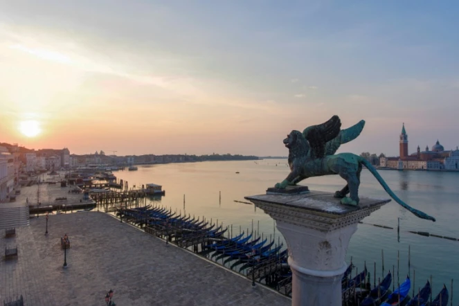 Photo aérienne du Lion de Venise, qui surplombe une ville exceptionnellement vidée de ses touristes en raison du confinement, le 25 avril 2020 