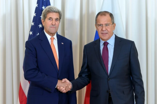 Le secrétaire d'Etat américain John Kerry (G) avec le ministre des Affaires Etrangères russe Sergei Lavrov, le 26 août 2016 à Genève