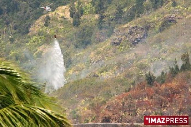 Vendredi 5 Septembre 2008

Hélicoptère arrosant les feux sur la route de la montagne