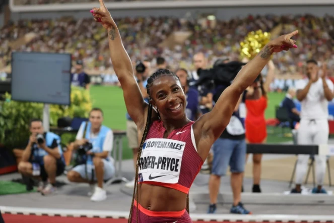 La Jamamaïcaine Shelly-Ann Fraser-Pryce fête sa victoire lors de la finale du 100 m du meeting de Ligue de diamant de Monaco au stade Louis II le 10 aôut 2022
