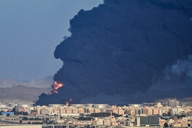 Un énorme nuage de fumée se dégage d'un site pétrolier à la suite d'une attaque des rebelles yéménites Houthis, le 25 mars 2022 à Jeddah, en Arabie saoudite