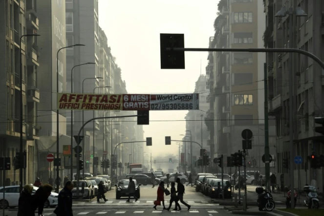 Trafic automobile dans une rue de Milan, le 20 février 2019 en Italie