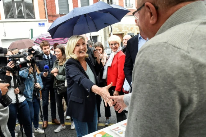 La président du RN Marine Le Pen, présidente du Rassemblement National (RN), salue les gens alors qu'elle se rend au marché aux puces local "braderie" le 8 septembre 2019 à Hénin-Beaumont, dans le nord de la France.