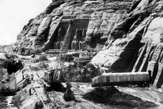 Des ouvriers découpent les statues de Ramsès II en vue de les transporter vers le nouvel emplacement des deux temples d'Abou Simbel, en Haute-Egypte, le 24 décembre 1964