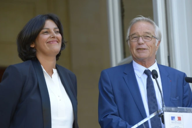 L'ex-ministre du Travail François Rebsamen et son successeur Myriam El Khomri à l'Elysée à Paris le 2 septembre 2015