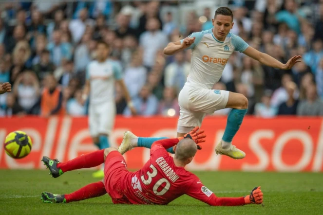 L'attaquant de Marseille Florian Thauvin (d) lors de la victoire à domicile sur Nîmes 2-1 en 32e journée de L1 le 13 avril 2019