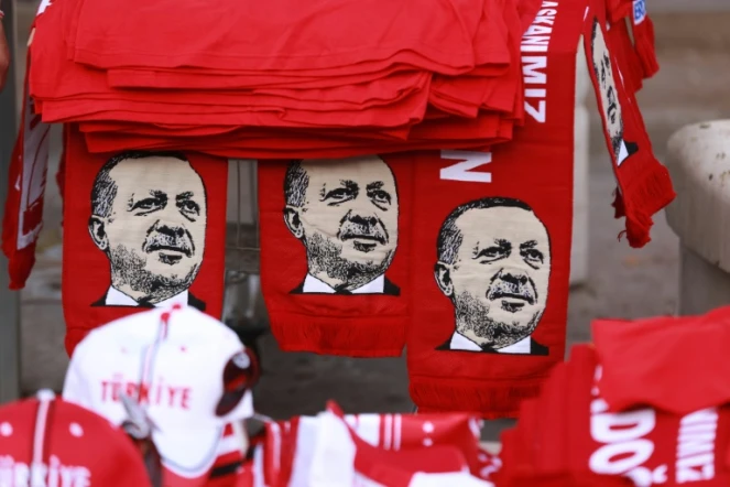 Des écharpes à l'effigie du président turc Recep Tayyip Erdogan lors d'un rassemblement progouvernemental à Ankara, le 25 juillet 2016