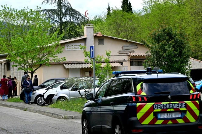 Un véhicule de la gendarmerie en patrouille près de la mosquée de la Grand-Combe, le 27 avril 2025 dans le Gard