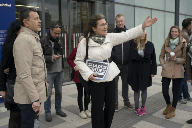 Barbara, une guide SDF de Vienne guide les touristes près de la gare lors d'un "Shades Tours" destiné à faire de le tour des installations pour sans-abris le 30 octobre 2016