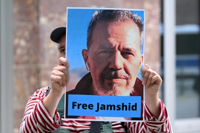 Un manifestant tient une photo de Jamshid Sharmahd, devant le ministère allemand des Affaires étrangères à Berlin, le 31 juillet 2023