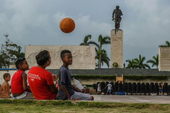 De jeunes Cubains jouent près du mausolée de Che Guevara Mausoleum, à Santa Clara à Cuba, le 29 septembre 2017 