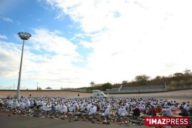 Mercredi 1 Octobre 2008

Saint-Denis - La prière de l'Aid el filtr a réuni des centaines de Musulmans au vélodrome pour célébrer la fin du ramadan