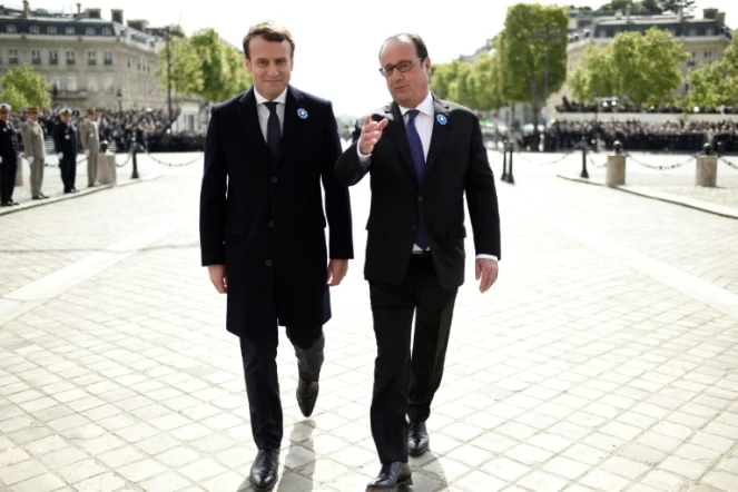 Le président élu Emmanuel Macron (g) et le sortant François Hollande (d), le 8 mai 2017 à Paris