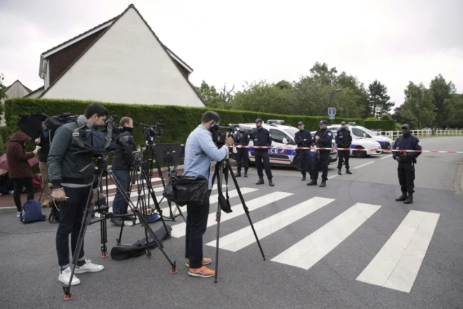 Journalistes et policiers le 14 juin 2016 à Magnanville