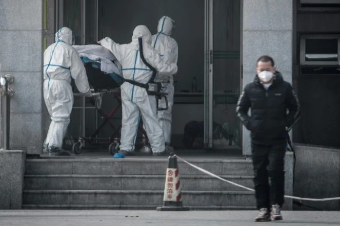 Du personnel médical transportent un malade à l'hôpital Jinyintan de Wuhan, où des patients infectés par un mystérieux virus, analogue au Sras, sont traités
