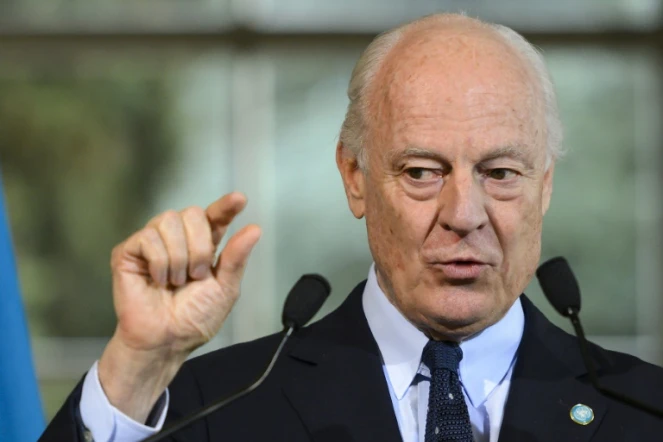 L'émissaire spécial des Nations unies pour la Syrie Staffan de Mistura devant la presse après une réunion des pourparlers de paix entre opposition et régime à Genève le 18 avril 2016
