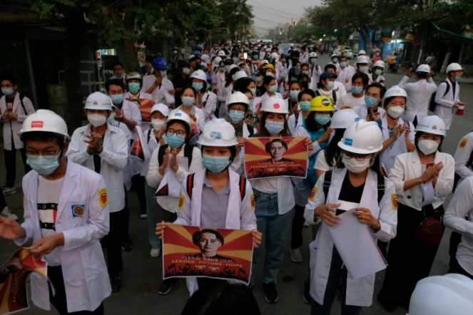 Des médecins, des infirmières et des étudiants manifestent contre le coup d'Etat militaire, le 21 mars 2021 à Mandalay, en Birmanie