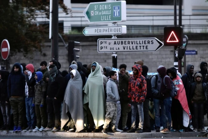 Des migrants durant l'évacuation le 9 mai 2017 du campement illicite installé Porte de la Chapelle à Paris 