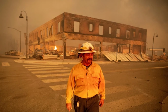 Le chef de brigade de pompiers Sergio Mora lors de la lutte contre le Dixie Fire à Greenville, en Californie, le 4 août 2021