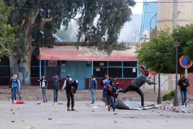 Des Tunisiens jettent des pierres en direction de la police dans le centre de Kasserine, le 20 janvier 2016