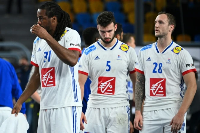 Jean Jacques Acquevillo, Nedim Remili et Valentin Porte (de g à d), après la défaite (32-26) face à la Suède en demi-finale du Mondial de hanball, le 29 janvier 2021 a Caire