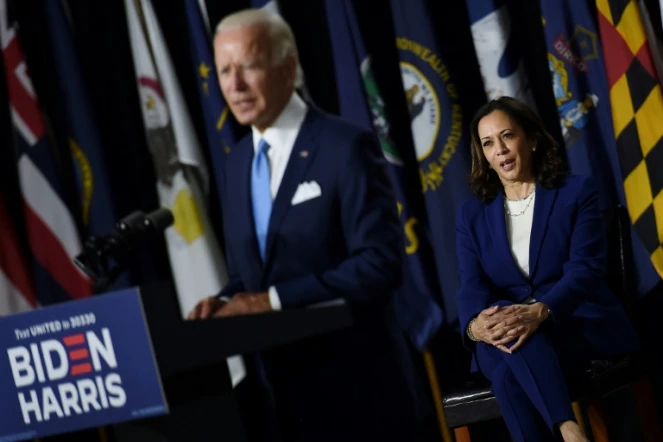 Kamala Harris écoute Joe Biden, candidat démocrate à la présidentielle américaine dont elle est la colistière, durant leur première conférence de presse commune à Wilmington (Delaware) le 12 août 2020