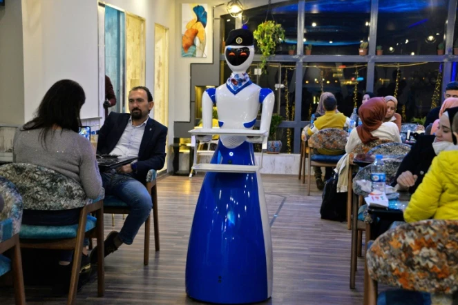 Un robot sert des clients dans le restaurant White Fox, à Mossoul, en Irak, le 17 novembre 2021