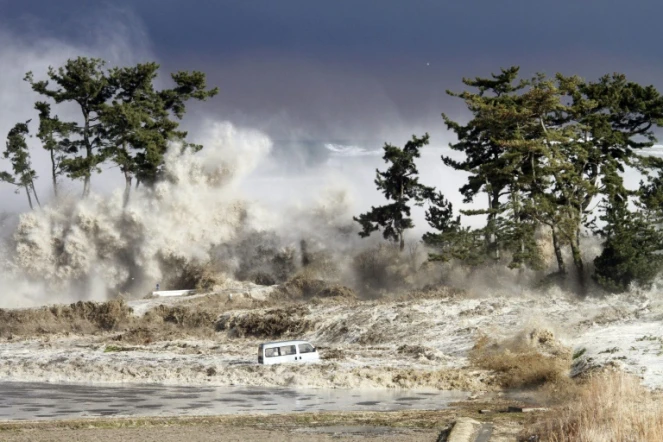 Le tsunami déferle sur Minamisoma, dans le nord-est du Japon, le 11 mars 2021