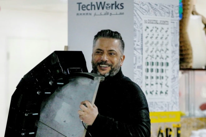 Saliba Taimeh, ingénieur en mécanique, montre un prototype d'une machine émettant des rayons ultraviolets pour détruire virus et bactéries, le 20 février 2022 dans les locaux de TechWorks à Amman, en Jordanie