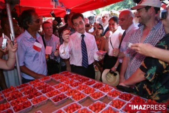 Nicolas Sarkozy devant un étal de fraises au marché de Saint-Paul