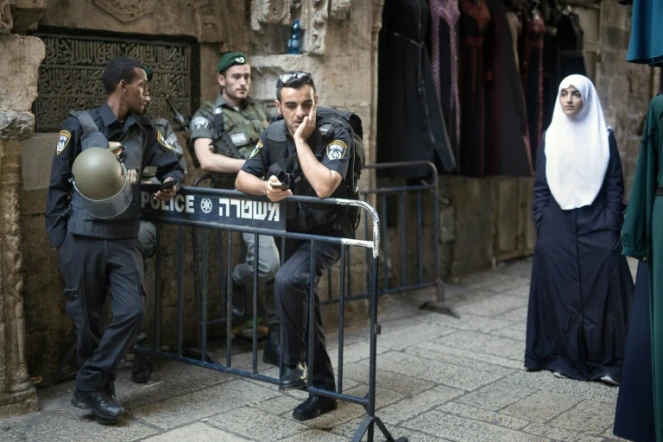 La police israélienne contrôle un point de passage dans la Vieille ville de Jérusalem le 8 octobre 2015