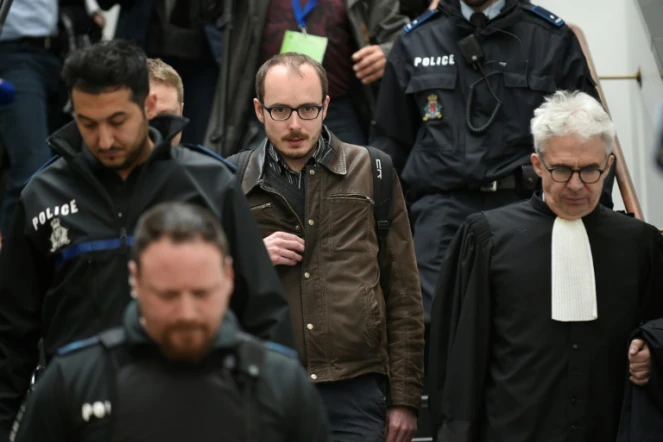 Antoine Deltour et son avocat William Bourdon à la sortie du palais de justice le 26 avril 2016 à Luxembourg 