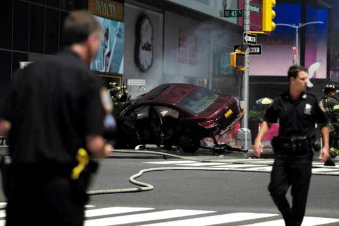 Des policiers à Times Square, à New York où une voiture a renversé des piétons, le 18 mai 2017